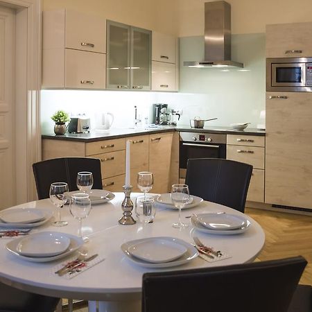 Modern Apartment Vsehrdova Prag Exteriör bild