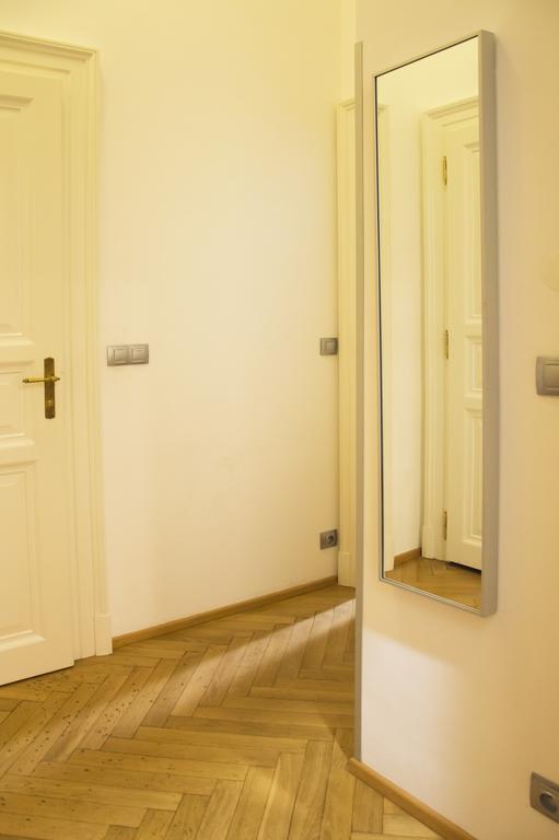 Modern Apartment Vsehrdova Prag Exteriör bild